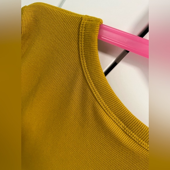 Old Navy-Short sleeved ribbed top XS - Picture 4 of 7